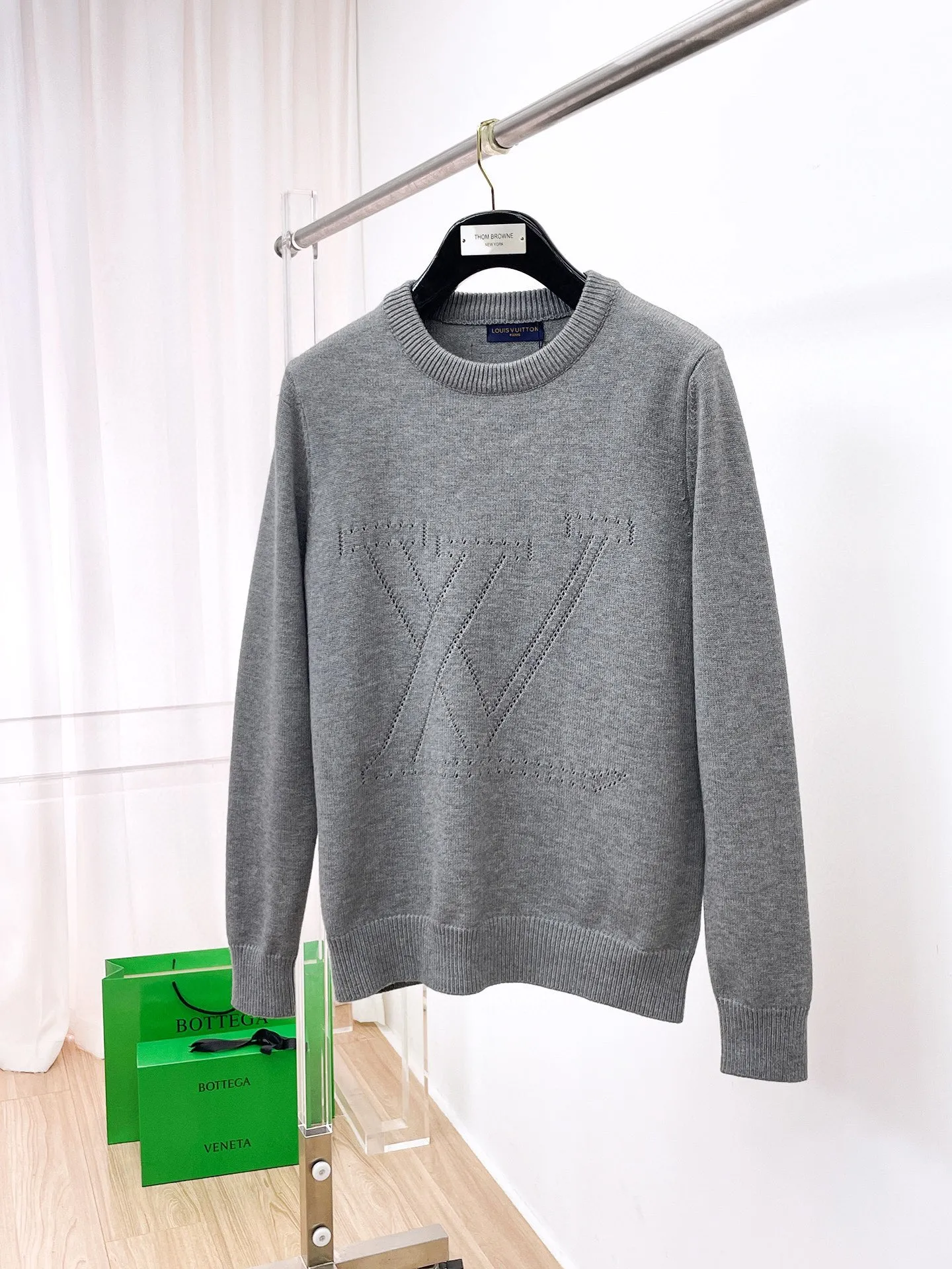 🅿️440 LV 2025ss new wool blended round neck long sleeve sweater cardigan bottoming shirt, high-end version! The custom-made fabrics at the counter are highly breathable and comfortable, with impeccable details and brand element design concepts, reflecting high quality. It feels delicate and soft! It presents a casual cut and the upper body shape is great! 🐉Code size: M-3XL